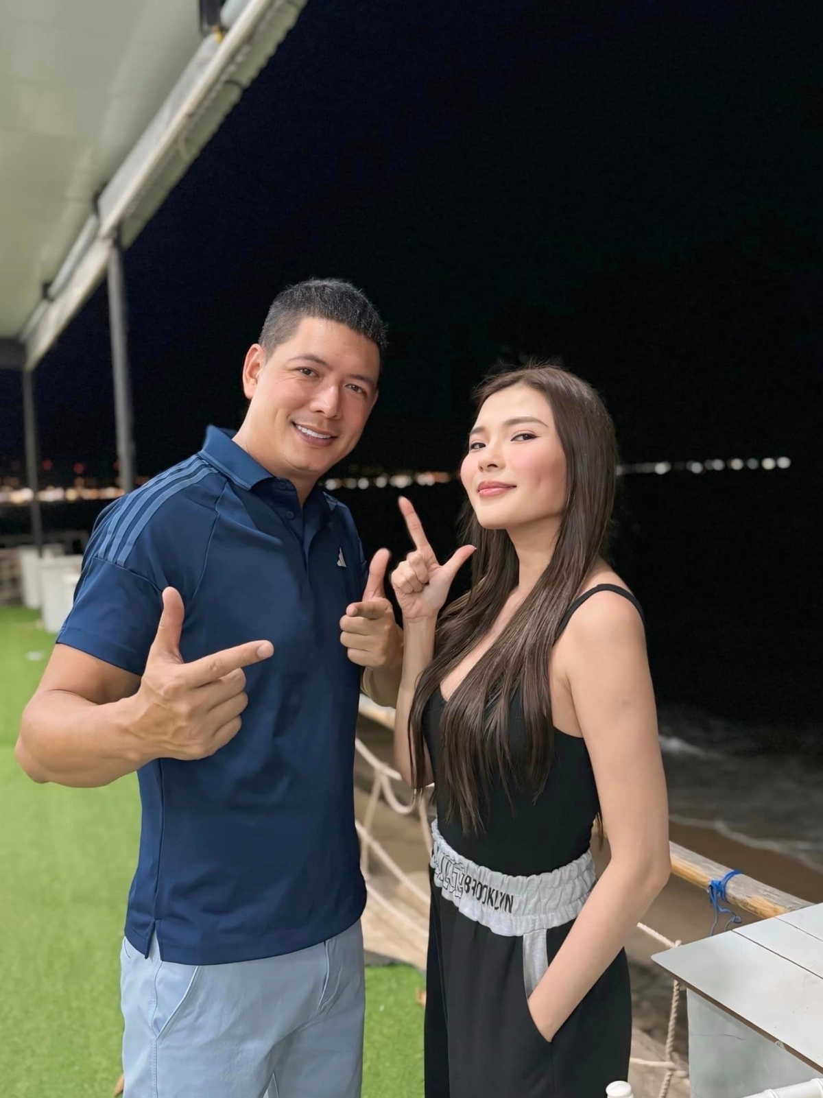 Thúy Diễm và Bình Minh chụp hình tại hậu trường một bộ phim. Bình Minh gần đây trở lại đóng phim sau thời gian “im hơi lặng tiếng”. (Nguồn: FBNV)