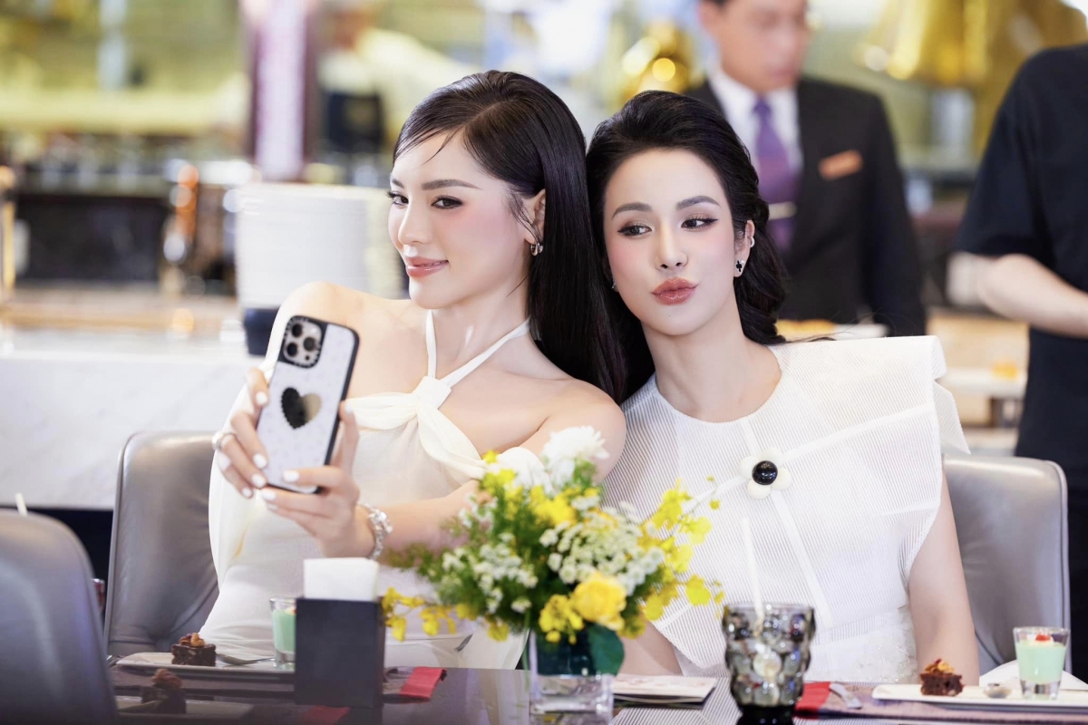 Kỳ Duyên và Diệp Lâm Anh cùng khoe sắc trong buổi trà chiều. Kỳ Duyên vừa trở về Việt Nam sau hành trình tại Miss Universe 2024. (Nguồn: FBNV)