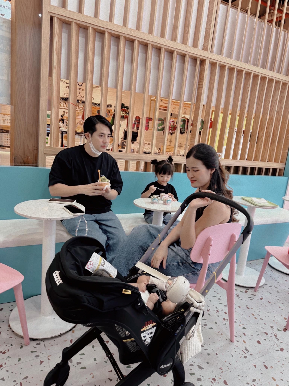 “Cuối tuần đưa 3 công chúa đi xõa”, Ông Cao Thắng đưa bà xã Đông Nhi và hai con gái đi chơi nhân dịp cuối tuần. Ông Cao Thắng được khen “10 điểm” khi vừa trông con vừa thể hiện những cử chỉ tình cảm với vợ. (Nguồn: FBNV)