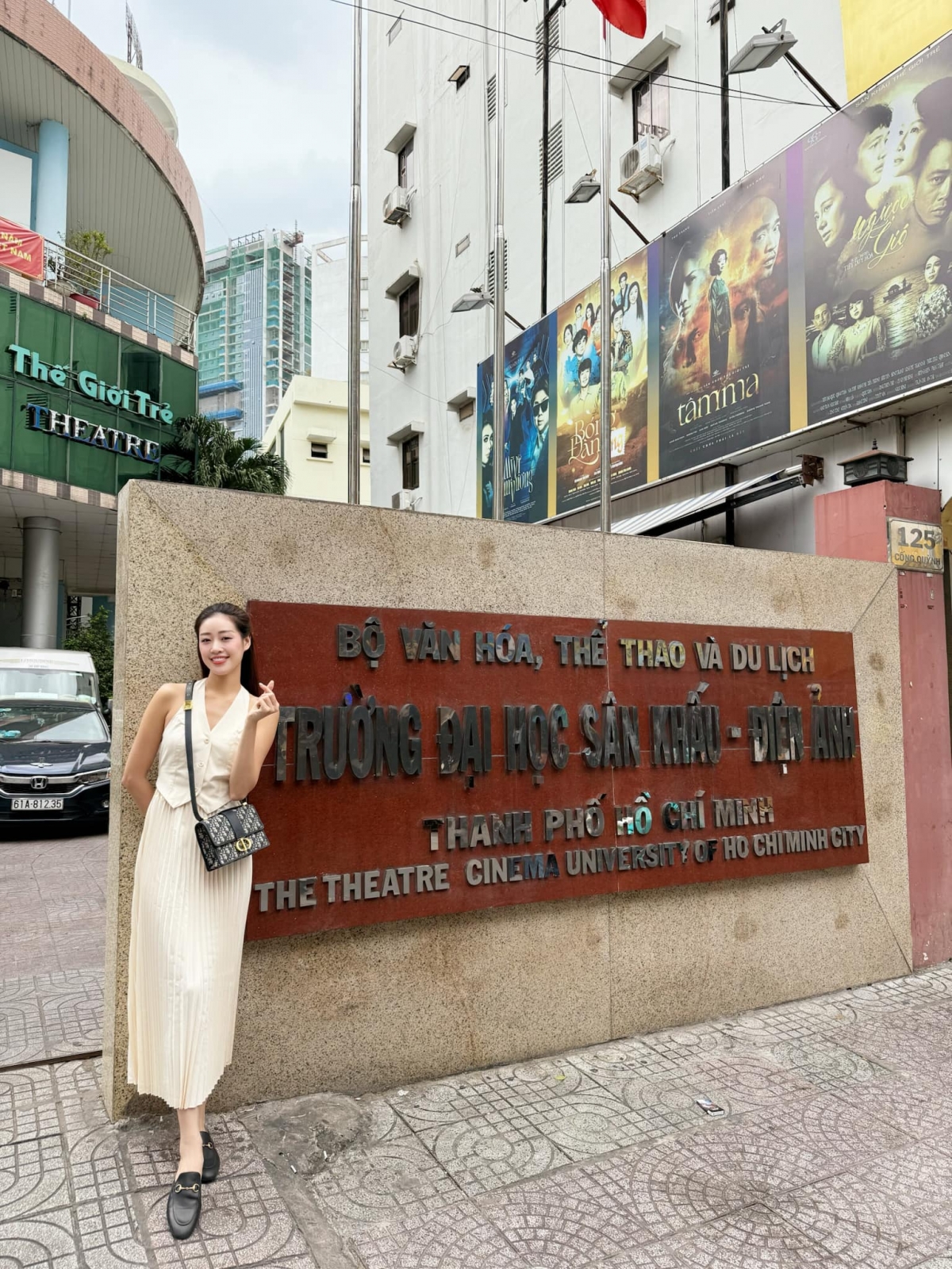 “Về lại trường xưa với bao kỉ niệm”, Hoa hậu Khánh Vân về thăm trường cũ. Người đẹp từng theo học Trường ĐH Sân khấu điện ảnh TP.HCM. (Nguồn: FBNV)