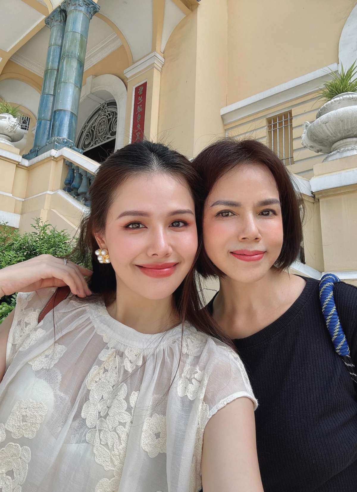 Diễn viên Phanh Lee khoe ảnh chụp cùng mẹ. Cộng đồng mạng nhận xét trông hai người như hai chị em và không tin mẹ của cô đã 60 tuổi. (Nguồn: FBNV)