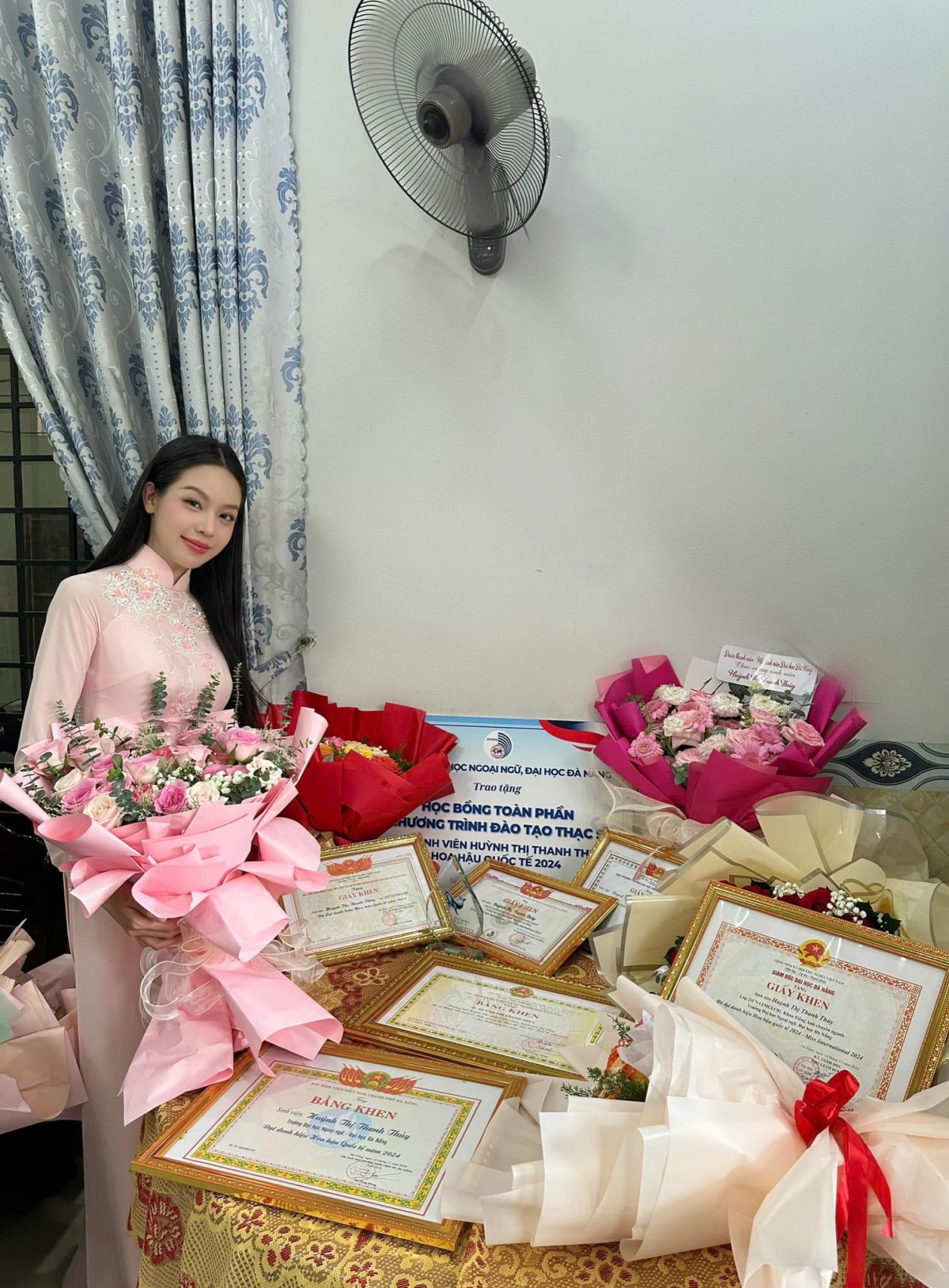 Hoa hậu Thanh Thủy khoe những tấm bằng khen đi đạt danh hiệu Hoa hậu Quốc tế 2024. Cô đang có những hoạt động giao lưu tại quê hương Đà Nẵng. (Nguồn: FBNV)