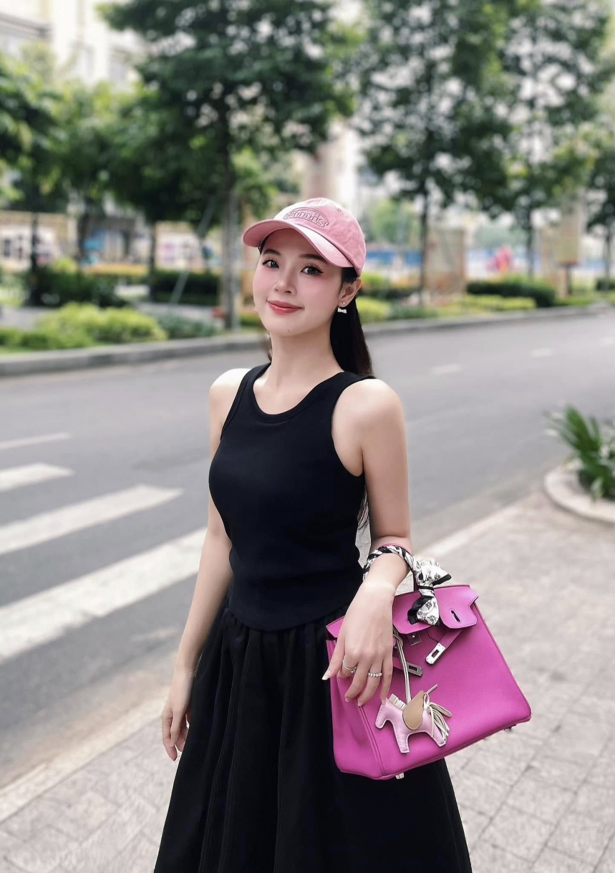 Midu dạo phố với trang phục phối hai màu hồng và đen. “Năm nay Giáng Sinh chưa đến mà mọi người đã nô nức chụp hình Xuân. Mình đành thêm chút sắc hồng cho có không khí chuẩn bị đón Tết vậy”, cô viết. Điểm nhấn trong bộ trang phục của Midu là chiếc túi hiệu Hermes Birkin màu Magnolia. Túi xách này có giá dao động từ 400 triệu đồng đến hơn 500 triệu đồng. (Nguồn: FBNV)