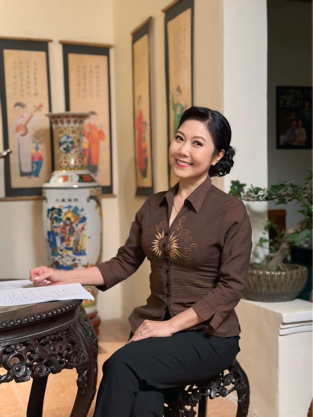 “Điều quan trọng để đạt được niềm vui không phải là vị trí mà bạn đang có, mà đó là hướng đi mà bạn chọn”, nghệ sĩ Hương Tươi tâm sự khi đi quay phim. (Nguồn: FBNV)