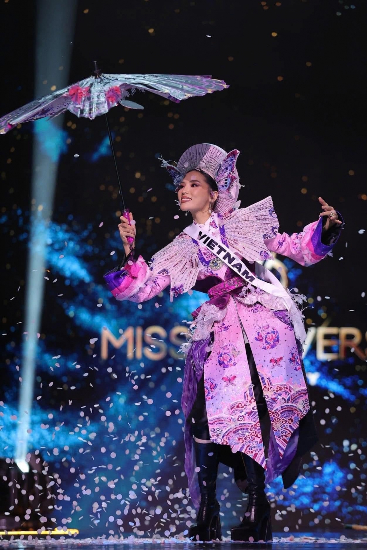Kỳ Duyên trình diễn trang phục dân tộc trong đêm bán kết Miss Universe 2024