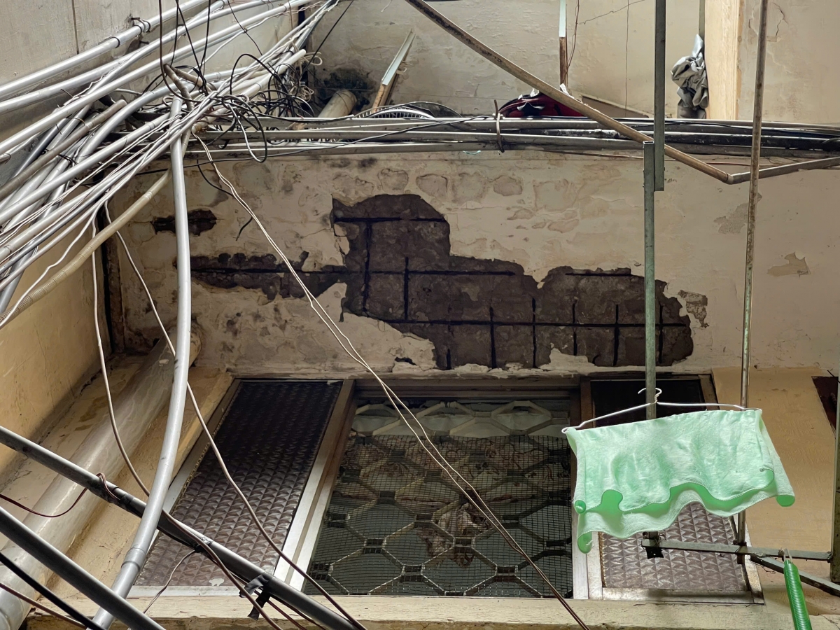 Nhiều vết nứt vữa trên tường chung thường xuyên bong tróc, rơi xuống (Ảnh: Thùy Liên)