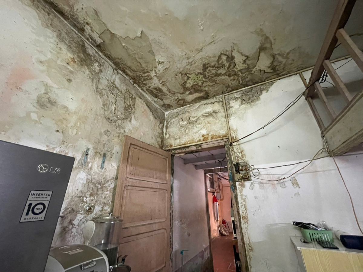 Những mảng bám ố vàng, loang lổ trên tường và trần nhà (Ảnh: Thùy Liên)