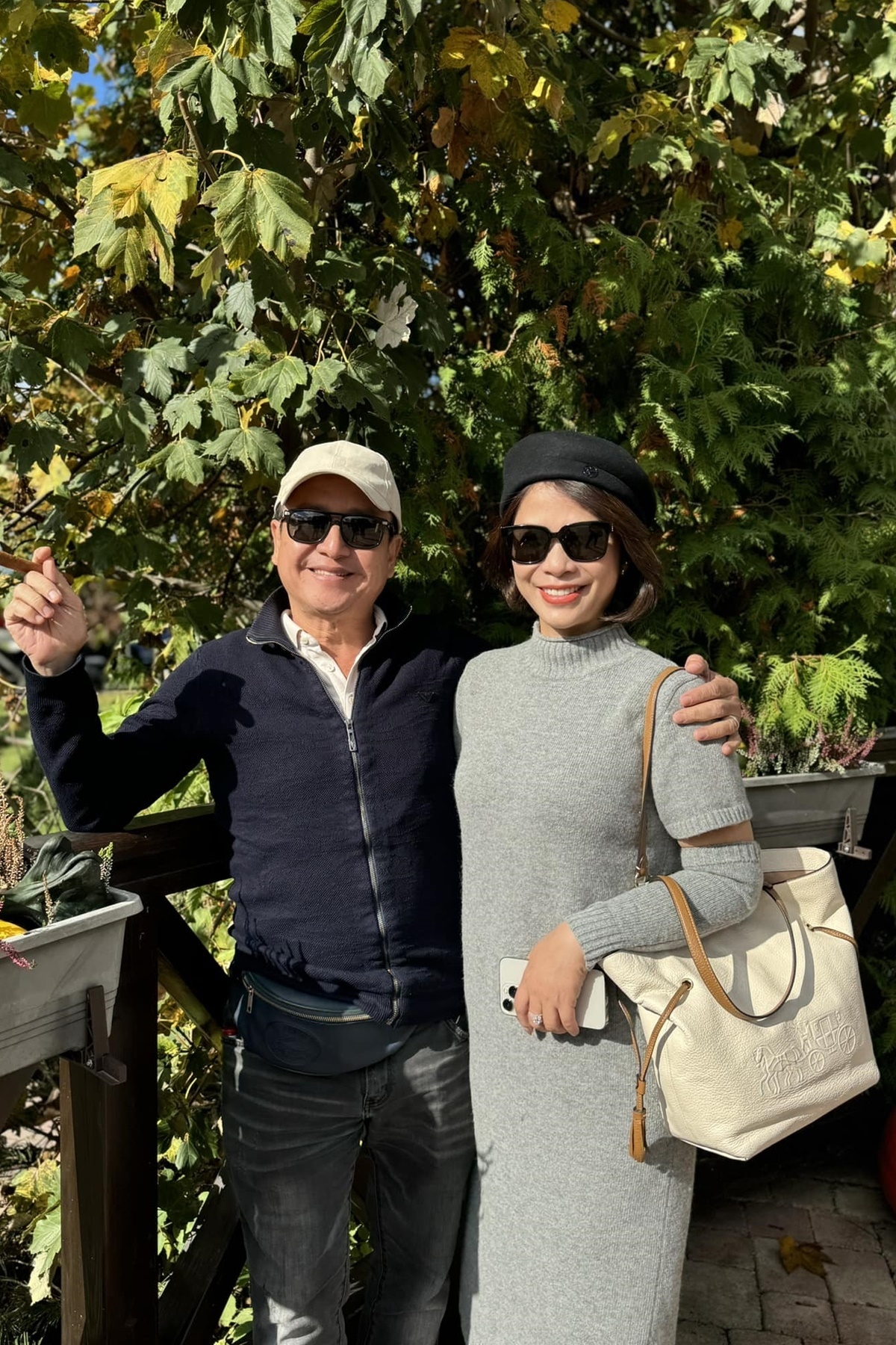 NSƯT Chí Trung và bạn gái Ý Lan đi du lịch. “Chúng ta chỉ tới với thế giới này một lần thôi. Cứ ăn những món mình thích, gặp những người muốn gặp, đi đến nơi bạn muốn đến và làm những chuyện khiến bản thân hạnh phúc”, anh viết. (Nguồn: FBNV)