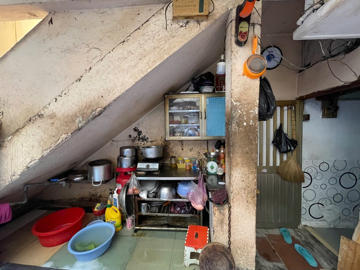 Do diện tích chật chội nên nhiều hộ dân phải dùng chung khu sinh hoạt, nấu nướng (Ảnh: Thùy Liên)