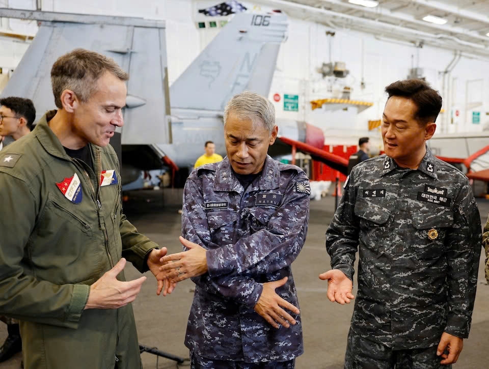 Chuẩn đô đốc Hải quân Mỹ, Nhật Bản và Hàn Quốc tại cuộc tập trận. Ảnh: Reuters