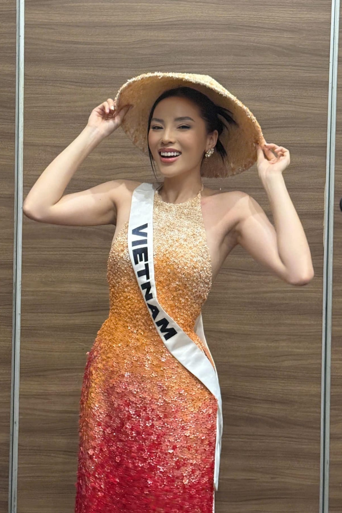 Hoa hậu Kỳ Duyên bị chê hô tên thiếu năng lượng, biểu cảm kém tự nhiên ở hậu trường tập luyện bán kết Miss Universe 2024. Nhiều người nhận xét cô biểu cảm đơ cứng, thiếu tự nhiên do thẩm mỹ quá đà.