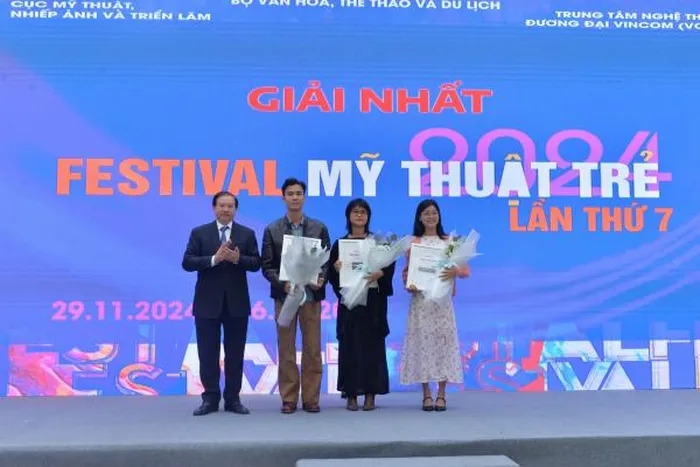 PGS.TS Tạ Quang Đông, Thứ trưởng Bộ Văn hóa, Thể thao và Du lịch trao giải Nhất cho các tác giả.