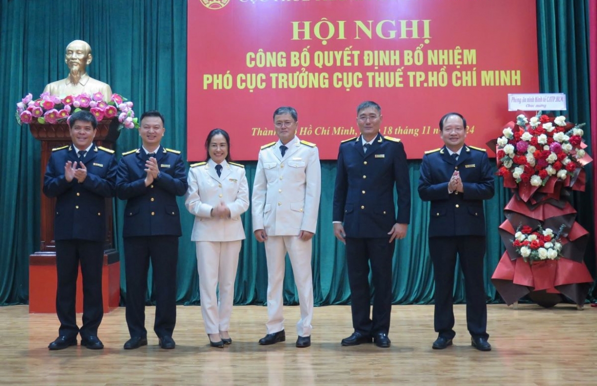 Lãnh đạo Cục Thuế TP.HCM chúc mừng ông Phan Văn Dũng và bà Nguyễn Thị Thu Phương - Hai tân Phó Cục trưởng Cục Thuế TP.HCM (Ảnh: Đức Mỹ)