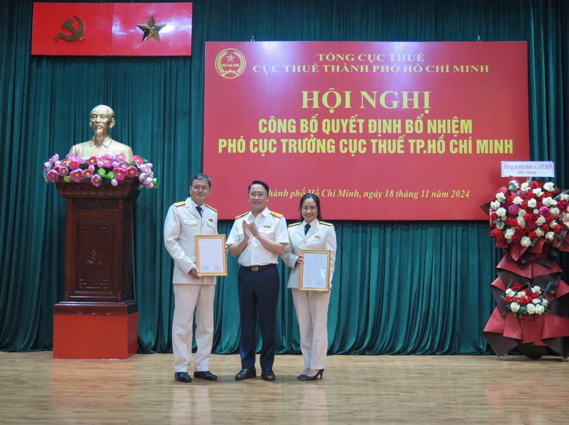 Lãnh đạo Tổng Cục Thuế trao quyết định bổ nhiệm Phó Cục trưởng Cục Thuế TP.HCM cho ông Phan Văn Dũng và bà Nguyễn Thị Thu Phương (Ảnh: Đức Mỹ).