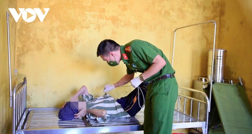 Cán bộ y tế chăm sóc sức khỏe cho phạm nhân trong trạm y tế của trại.