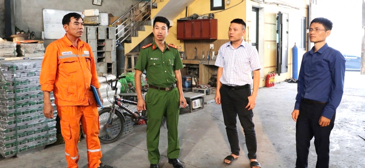 Lực lượng chức năng  kiểm tra tại cơ sở sản xuất của hộ Nguyễn Văn Khởi