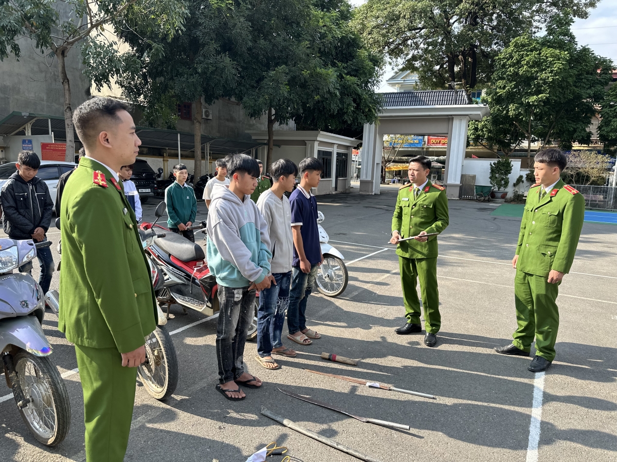 Một số vũ khí tự chế của các đối tượng bị lực lượng Công an huyện Sông Mã thu giữ