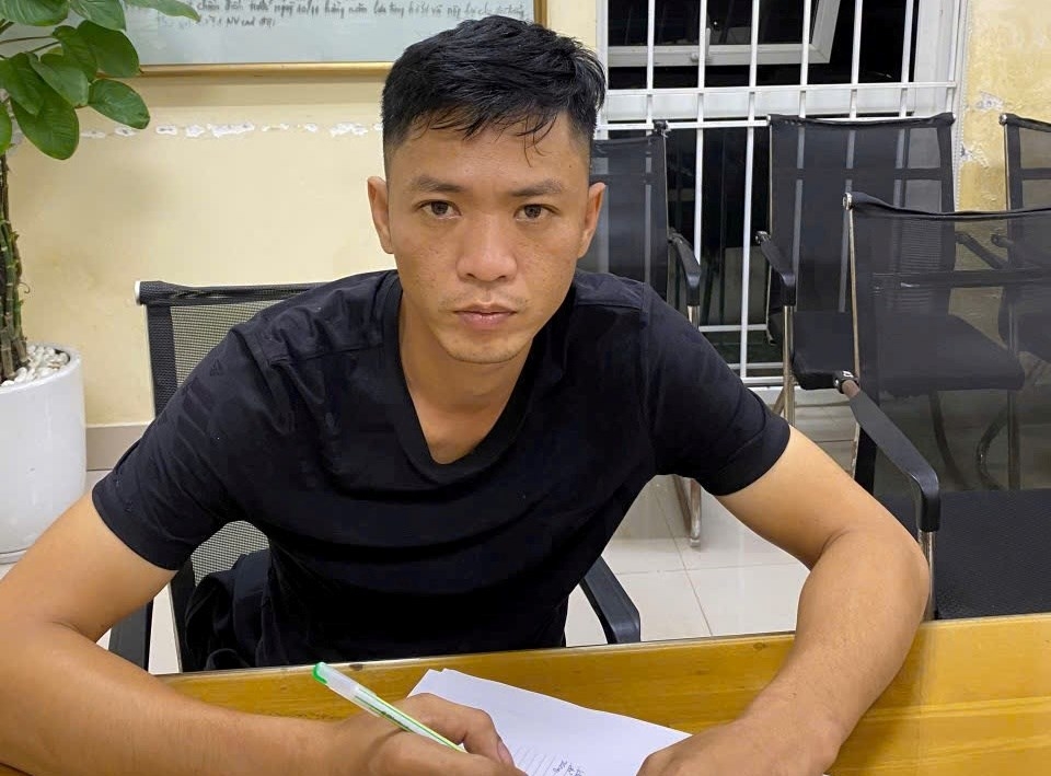 Đối tượng Đặng Văn Thành tại cơ quan công an. (Ảnh: Công an Hải Phòng)