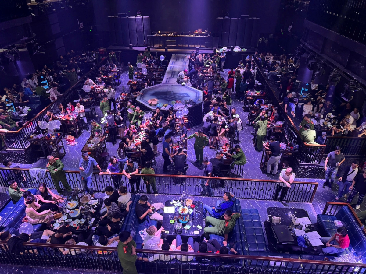 Lực lượng chức năng kiểm tra vũ trường New MDM trên địa bàn quận Ngô Quyền, thành phố Hải Phòng. (Ảnh: CA Hải Phòng)