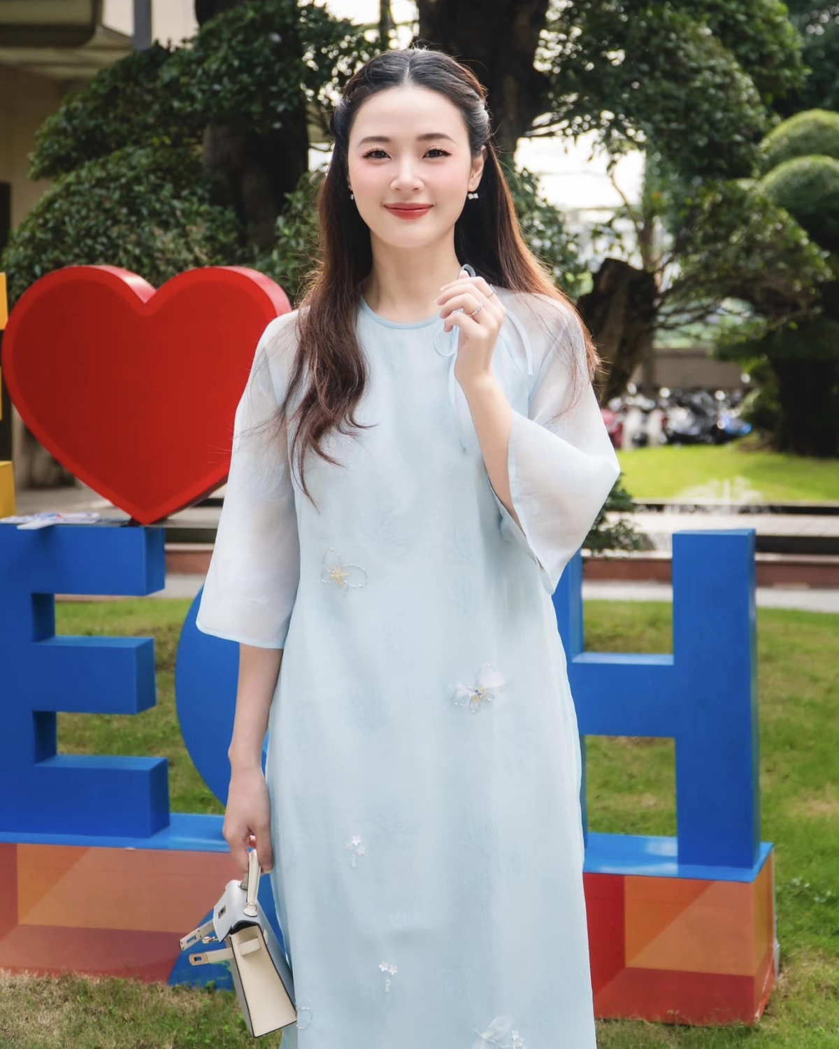 Midu diện áo dài tông xanh pastel đến trường mừng ngày Nhà giáo Việt Nam. Người đẹp cho biết cô đã có 7 năm gắn bó cùng công việc giảng dạy. (Nguồn: FBNV)