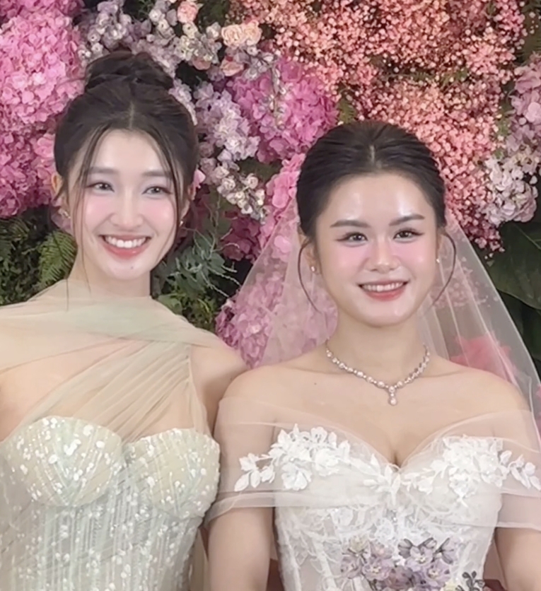 Sau khoảng thời gian dài “ở ẩn”, Á hậu Phương Nhi vừa xuất hiện trong đám cưới của anh trai cô. Người đẹp diện một chiếc váy màu xanh pastel. Cô nhận được nhiều lời khen ngợi về nhan sắc. 9 tháng qua, Phương Nhi gần như rút khỏi làng giải trí và mạng xã hội, không tham gia bất kỳ hoạt động nghệ thuật nào. (Nguồn: MXH)