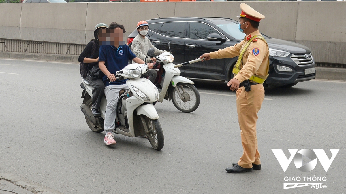 Vẫn còn nhiều "cái khó" khiến các phụ huynh lựa chọn giao xe máy cho con di chuyển, đặc biệt là các gia đình có con học khối THPT