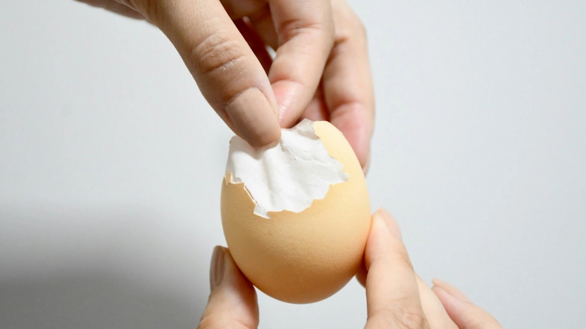 Không phải ai cũng biết mẹo bóc vỏ trứng luộc nhanh . (Ảnh: Unsplash)