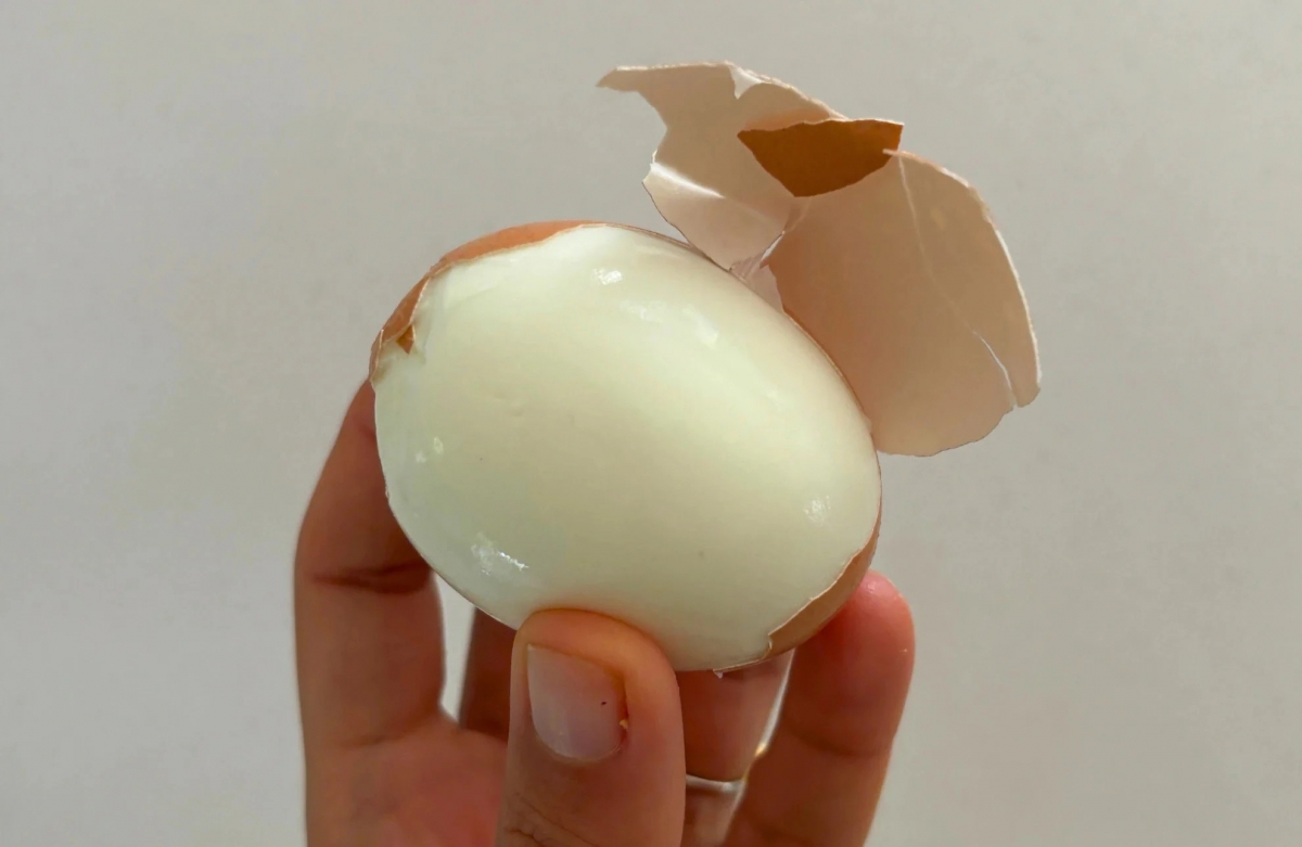 Ngâm nước đá sau khi luộc là mẹo bóc vỏ trứng cực nhanh. (Ảnh: Taste)