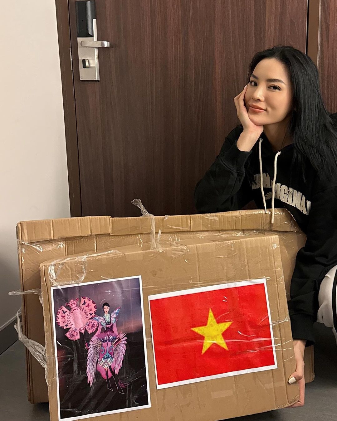 Kỳ Duyên mới đăng tải hình ảnh kiện hành lý chứa trang phục dân tộc trên trang cá nhân sau hơn 1 ngày bị thất lạc. Trước đó ngày 9/11, Miss Universe Vietnam thông báo về việc Kỳ Duyên bị thất lạc hành lý tại khách sạn.