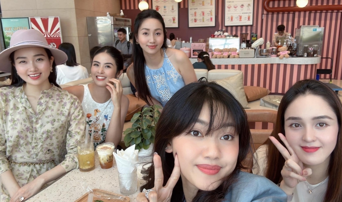 Chị em á hậu Ngô Trà My (bìa trái), Thanh Thanh Tú (thứ hai từ phải qua) hẹn á hậu Hoàng Anh (bìa phải), hoa hậu Ngọc Hân (váy trắng) đi trà chiều. (Nguồn: FBNV)