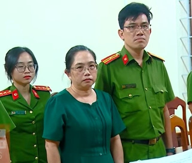 Bà Nguyễn Thị Hồng Sâm, Giám đốc Ban Quản lý Dịch vụ Công ích thành phố Nha Trang (đứng giữa) nghe Cơ quan Cảnh sát điều tra tống đạt quyết định khởi tố