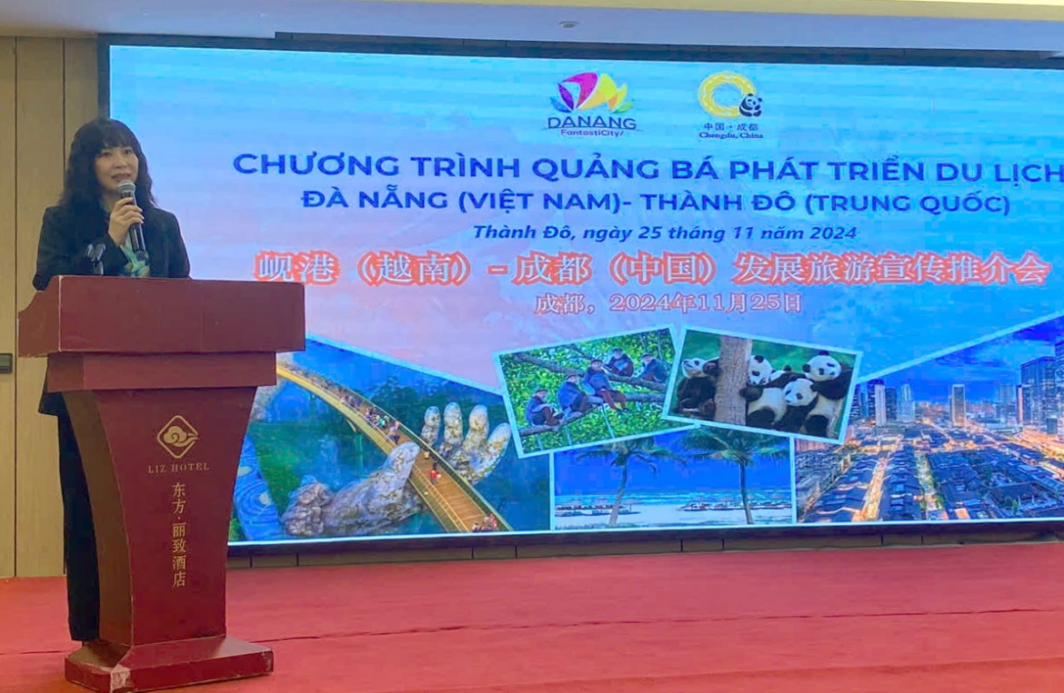 Bà Trương Thị Hồng Hạnh, Giám đốc Sở Du lịch thành phố Đà Nẵng phát biểu tại Chương trình quảng bá phát triển du lịch Đà Nẵng tại Thành Đô (Trung Quốc)