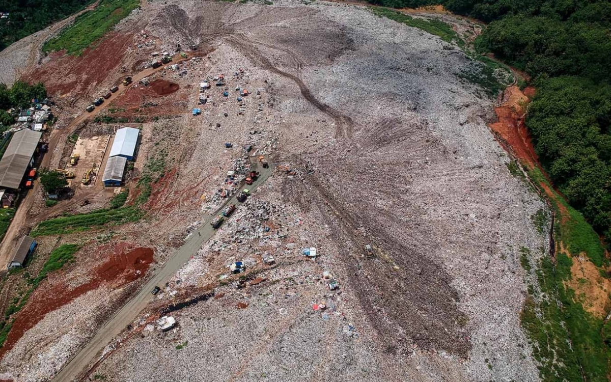 Bãi chôn lấp Sarimukti, phục vụ cho khu vực Đại Bandung, dự kiến ​​sẽ phải đối mặt với tình trạng quá tải vào cuối năm 2024. Ảnh: Antara.