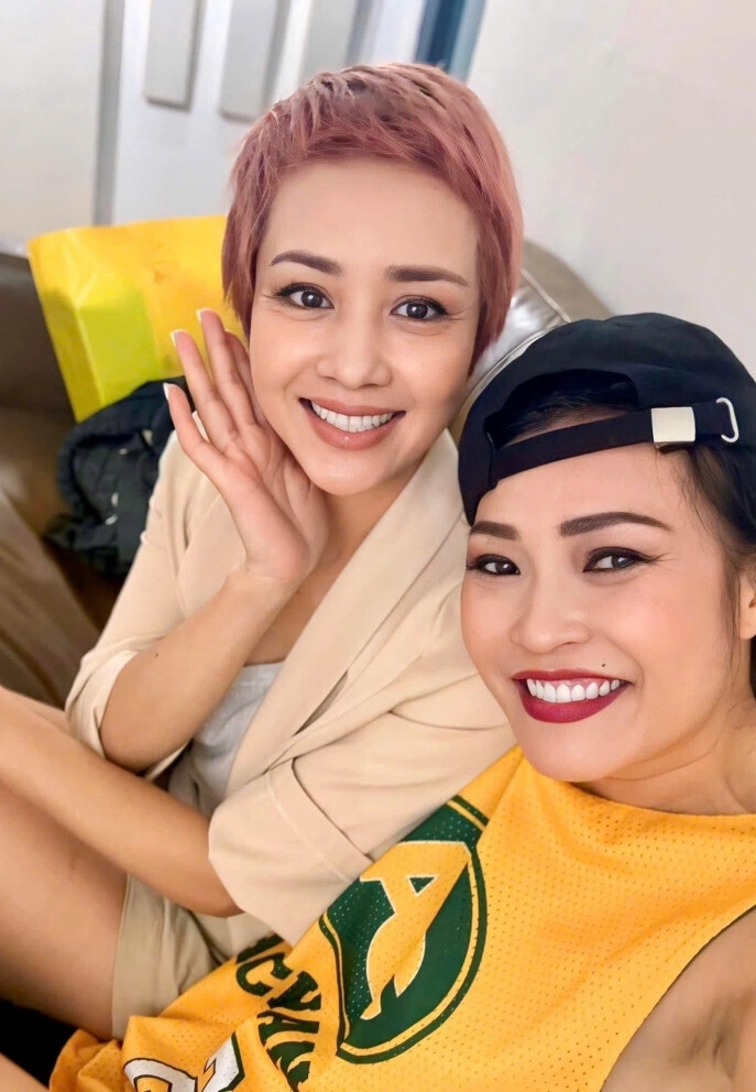 Phương Thanh chụp ảnh cùng "nữ hoàng wushu" Thúy Hiền. Hai người trở nên thân thiết khi cùng tham gia show "Chị đẹp đạp gió 2024". (Nguồn: FBNV)
