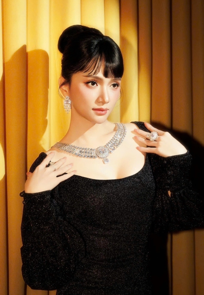 Hương Giang diện phong cách cổ điển, bộ trang sức kim cương ước tính chục tỷ đồng.