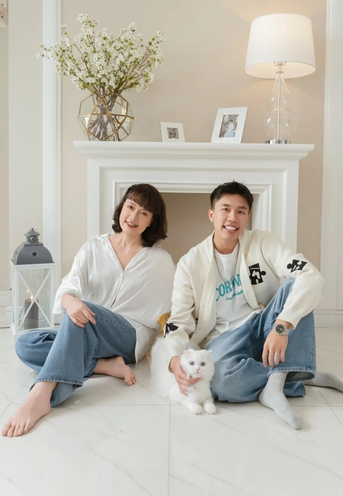 Nghệ sĩ Vân Dung chụp bộ ảnh kỷ niệm bên con trai Long Vũ. Sau thành công với vai Chải, nam diễn viên được nhiều khán giả yêu mến.