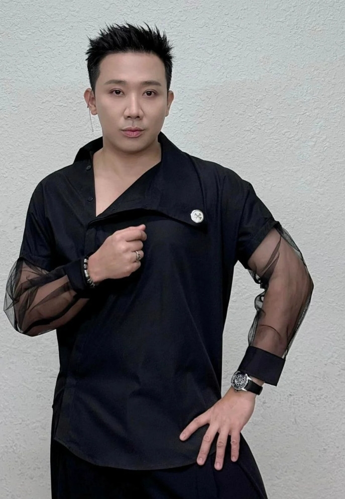 MC Trấn Thành diện trang phục đen phá cách khi dẫn chương trình "Rap Việt'. Nhiều người khen anh phong độ dù công việc luôn bận rộn.