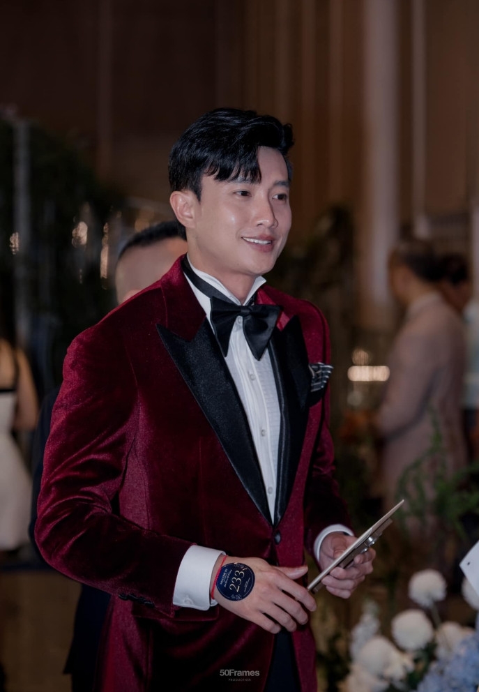 Diễn viên Quốc Trường bị bạn bè trêu là "ông hoàng tiệc cưới" vì nhẵn mặt ở các đám tiệc của bạn bè, người thân.