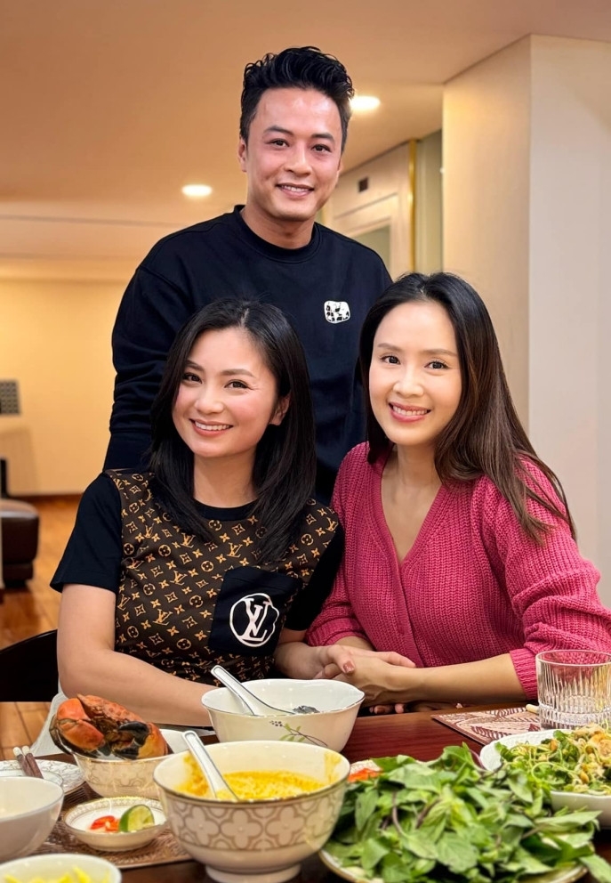 Diễn viên Hồng Đăng chia sẻ ảnh hội ngộ 2 diễn viên "Hoa hồng trên ngực trái" nhân dịp Diệu Hương về nước.