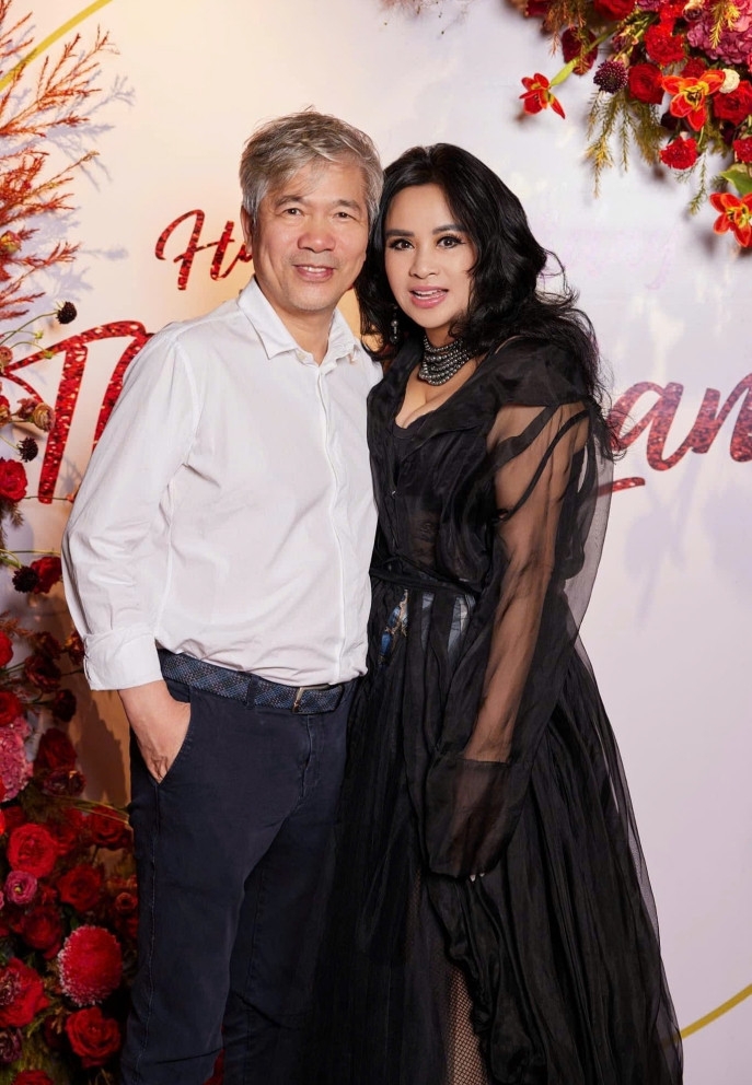Diva Thanh Lam đăng ảnh tình cảm bên ông xã bác sĩ, bày tỏ nỗi nhớ vì phải vào Sài Gòn làm việc. "Em nơi phương Nam nhớ về miền Bắc, bác sĩ ở nhà đợi em nhé", chị viết.