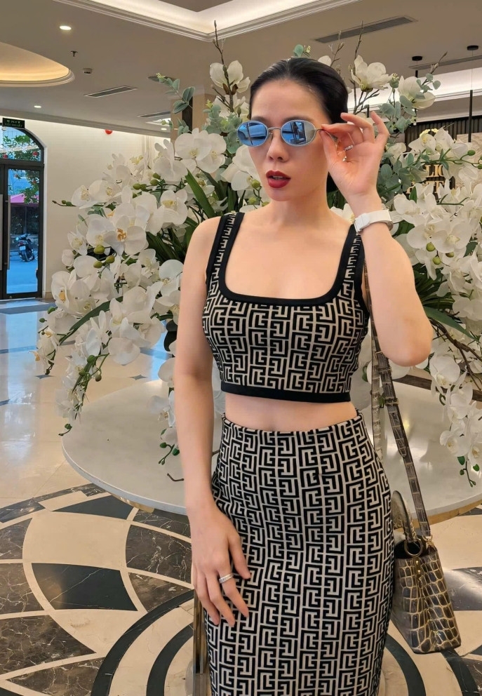Ca sĩ Lệ Quyên điệu đà với "cây" đồ hiệu. "Nhìn thấy ghét. Nên là đừng ghét vì ngày nào em chả thế, yêu đi, đó là cách khôn ngoan nhất đó nha", cô viết.