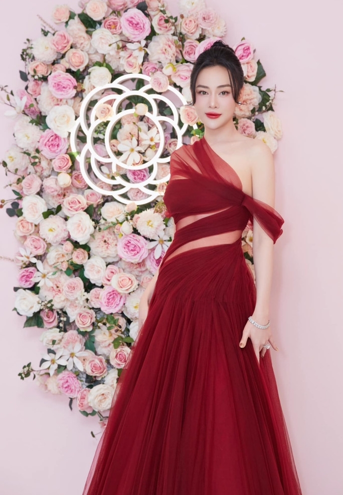 Phương Oanh khoe vóc dáng mảnh mai trong bộ váy đỏ gợi cảm. Cô tiết lộ sụt 2kg vì luyện tập cho chương trình "Bước nhảy hoàn vũ".