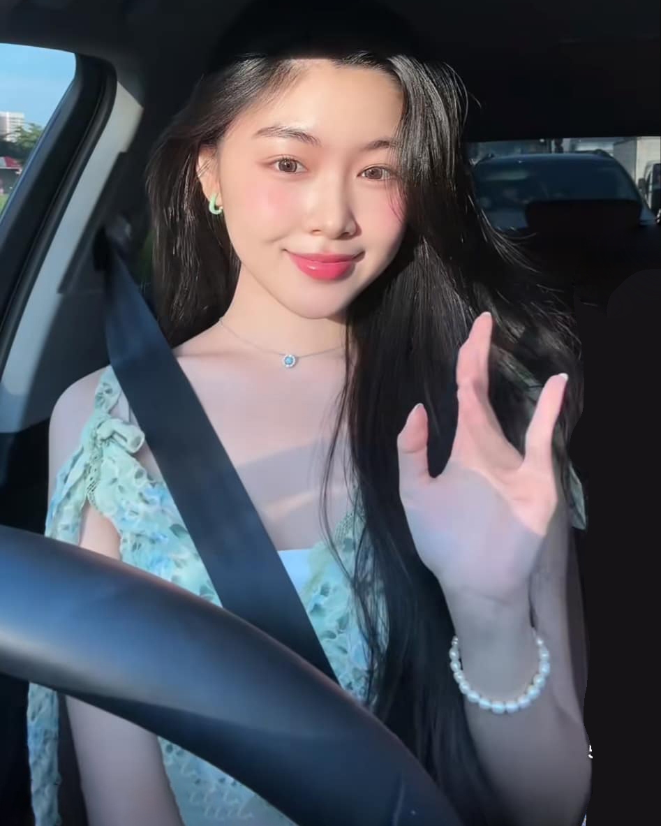 Lọ Lem – con gái Quyền Linh đăng video nhảy trong lúc chờ đón em gái Hạt Dẻ. Đoạn video nhanh chóng gây sốt trên mạng xã hội bởi vẻ đẹp ngọt ngào của cô. (Nguồn: FBNV)
