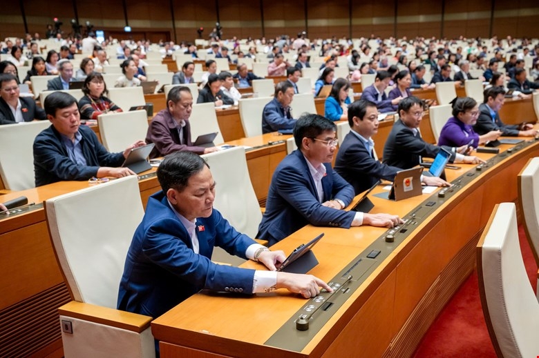 Đại biểu Quốc hội ấn nút biểu quyết tại Kỳ họp thứ 8