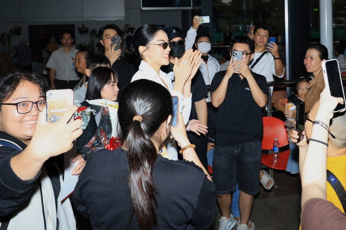 Hoa hậu Kỳ Duyên được khán giả thể hiện sự yêu mến khi trở về TP HCM sau hơn ba tuần thi Miss Universe ở Mexico.