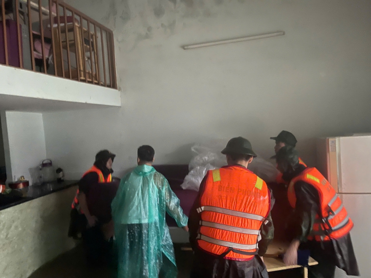 Bộ đội giúp dân di chuyển đồ đạc tránh ngập