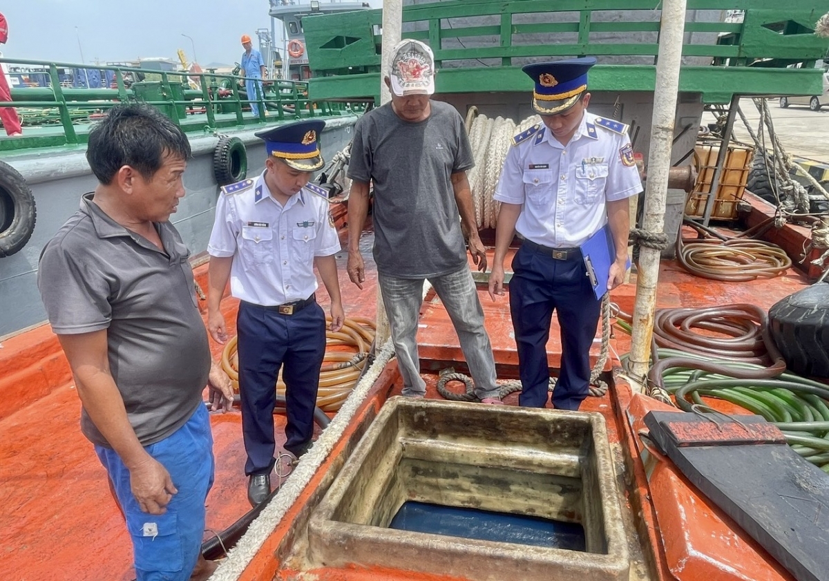Trên biển cũng thường xuyên xảy ra tình trạng vận chuyển dầu DO không có nguồn gốc bị Cảnh sát biển phát hiện