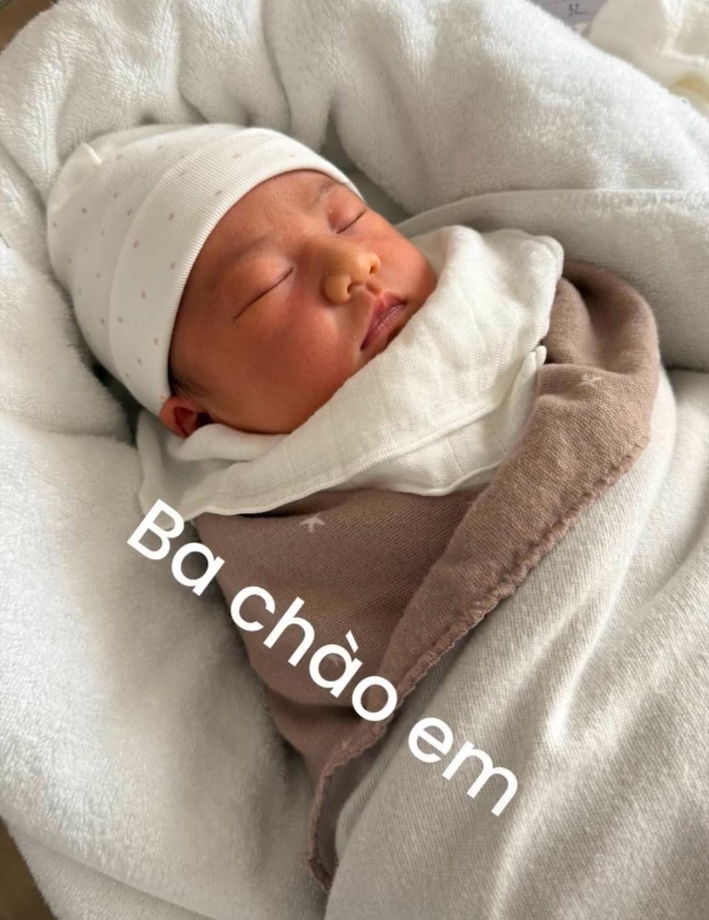 Lần đầu tiên khoe ảnh con gái, ông xã Gia Lộc nhà Á hậu Tú Anh bị trêu không thể kiềm chế sự sung sướng khi có "bình rượu mơ" vì anh vốn là người kín tiếng, rất ít chia sẻ về cuộc sống cá nhân.