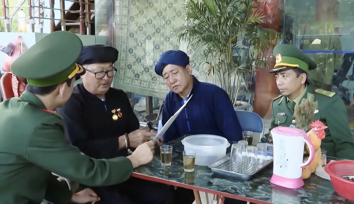 Các già làng, người có uy tín là những người đóng góp rất tích cực trong cuộc chiến chống ma túy và tác hại của ma túy nơi biên giới Điện Biên.