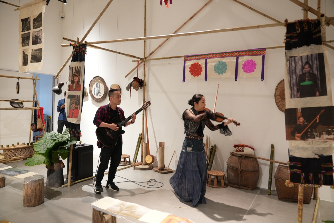 Các nghệ sỹ trình diễn tại show thị giác "Ngàn"